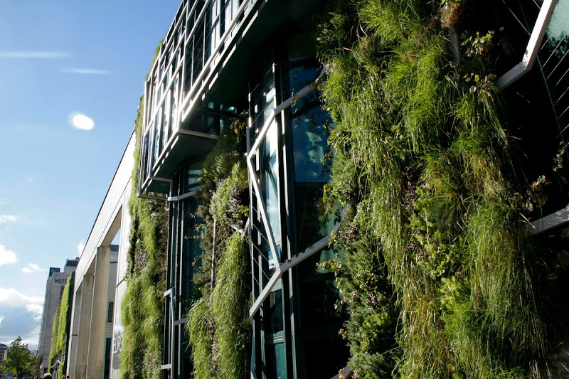 Illustration for article titled 33.000 plantas envuelven este edificio para ahorrar energía